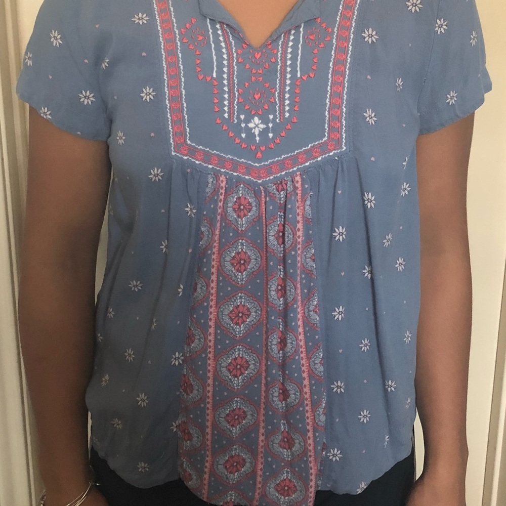 blue white pink tee